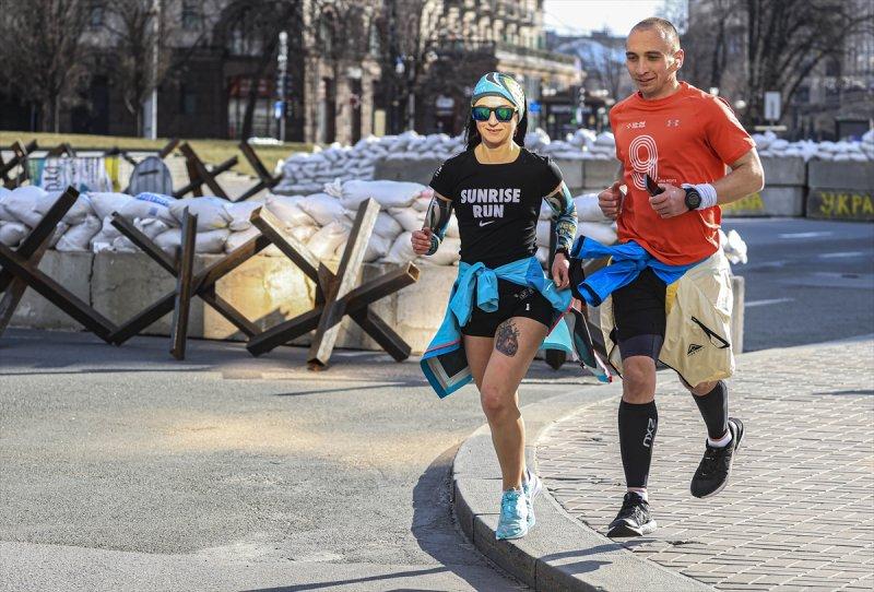 Hava saldırılarının azaldığı Kiev'de yaşam yeniden hareketlendi