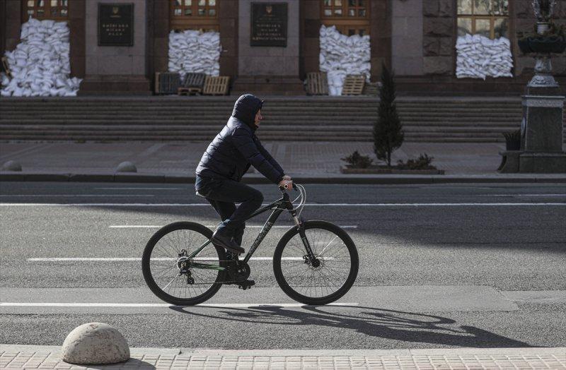 Hava saldırılarının azaldığı Kiev'de yaşam yeniden hareketlendi