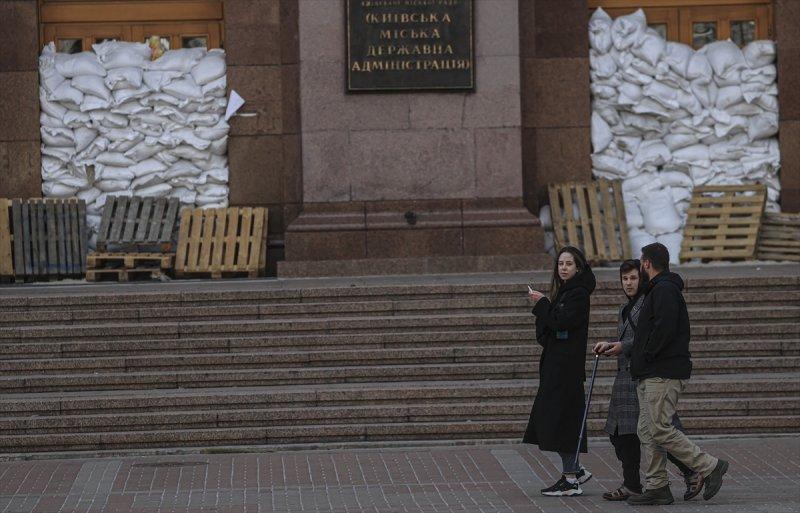 Hava saldırılarının azaldığı Kiev'de yaşam yeniden hareketlendi