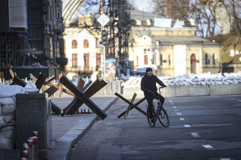 Hava saldırılarının azaldığı Kiev'de yaşam yeniden hareketlendi