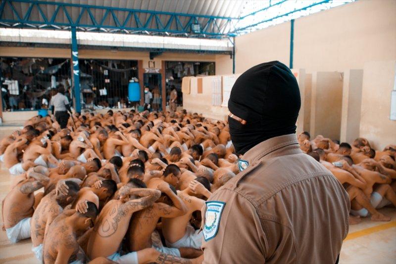 El Salvador hapishanelerinden birbirinden ilginç kareler