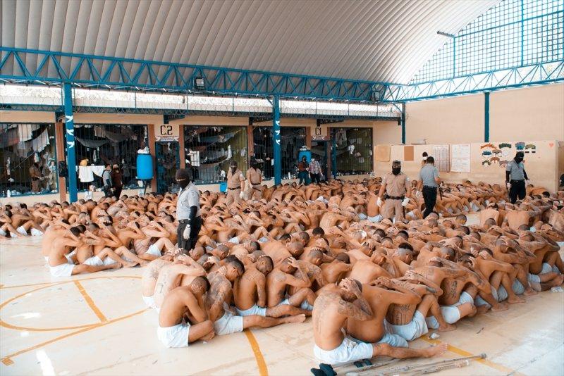 El Salvador hapishanelerinden birbirinden ilginç kareler