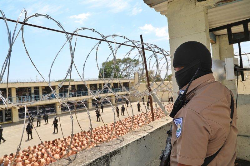 El Salvador hapishanelerinden birbirinden ilginç kareler