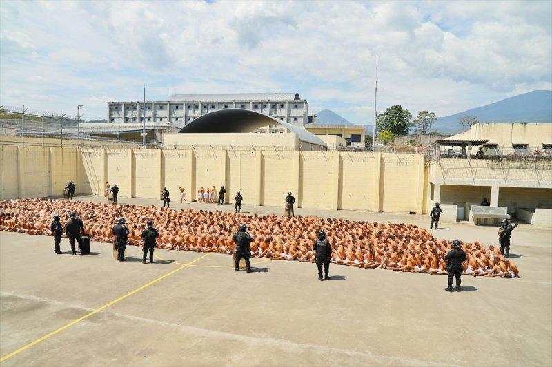 El Salvador hapishanelerinden birbirinden ilginç kareler