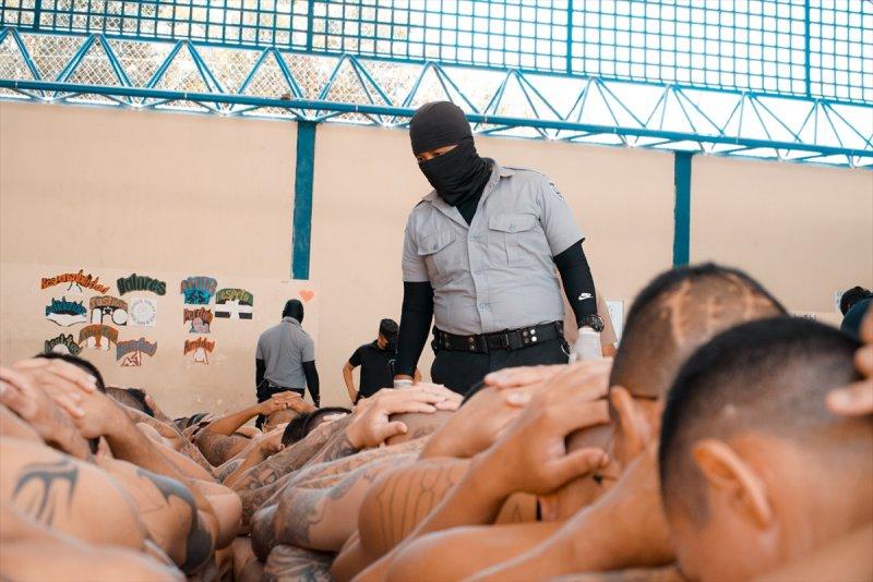 El Salvador hapishanelerinden birbirinden ilginç kareler