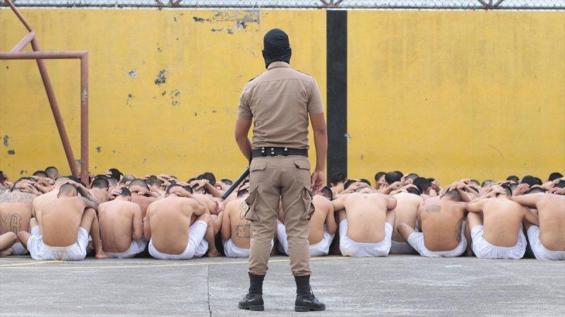 El Salvador hapishanelerinden birbirinden ilginç kareler