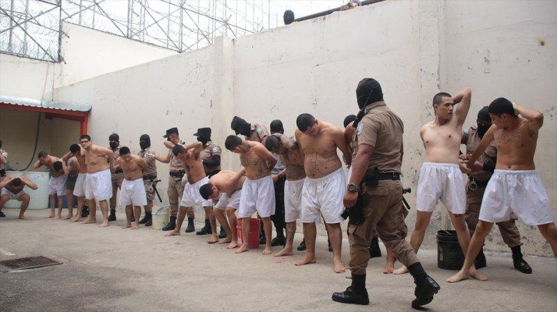 El Salvador hapishanelerinden birbirinden ilginç kareler