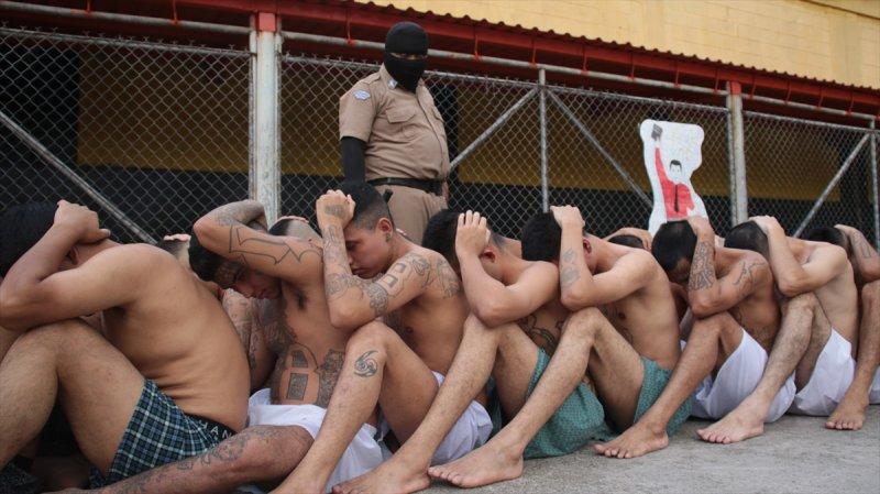 El Salvador hapishanelerinden birbirinden ilginç kareler
