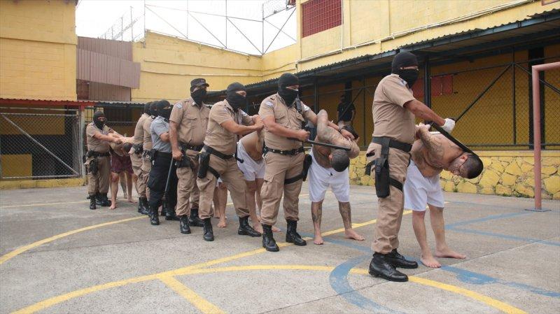 El Salvador hapishanelerinden birbirinden ilginç kareler