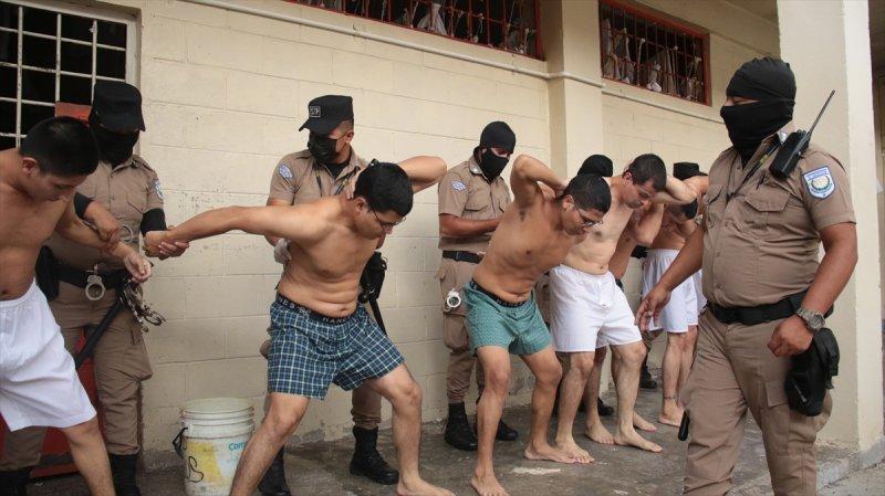 El Salvador hapishanelerinden birbirinden ilginç kareler