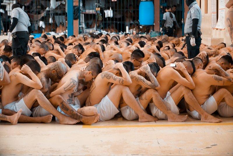 El Salvador hapishanelerinden birbirinden ilginç kareler