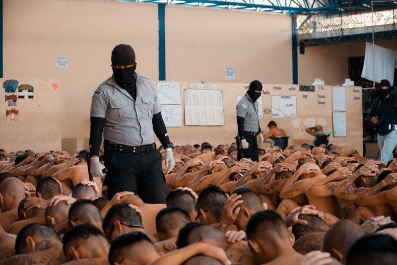 El Salvador hapishanelerinden birbirinden ilginç kareler