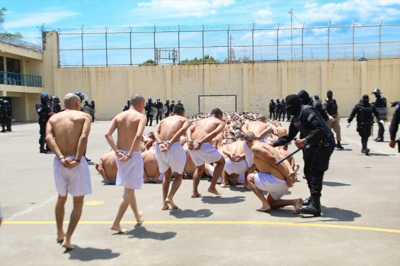 El Salvador hapishanelerinden birbirinden ilginç kareler