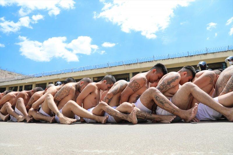 El Salvador hapishanelerinden birbirinden ilginç kareler