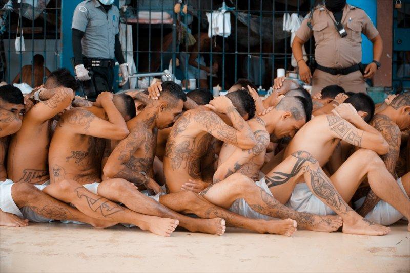 El Salvador hapishanelerinden birbirinden ilginç kareler