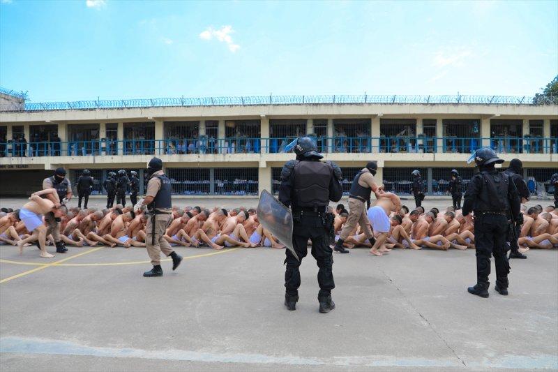 El Salvador hapishanelerinden birbirinden ilginç kareler