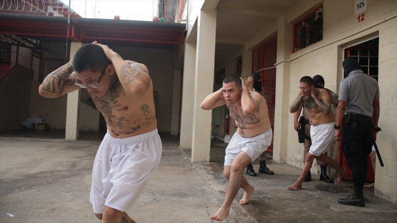 El Salvador hapishanelerinden birbirinden ilginç kareler