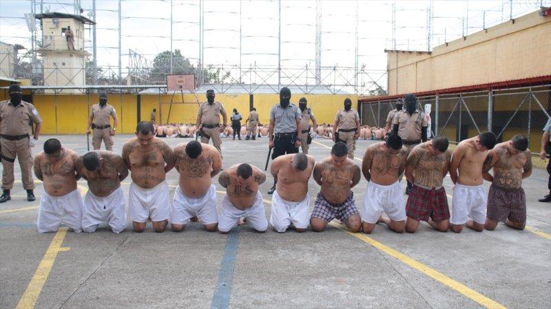 El Salvador hapishanelerinden birbirinden ilginç kareler