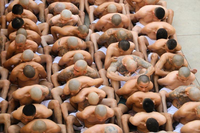 El Salvador hapishanelerinden birbirinden ilginç kareler