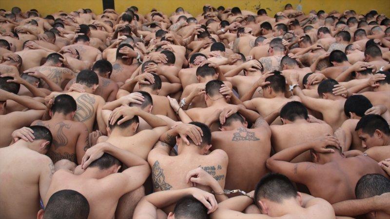 El Salvador hapishanelerinden birbirinden ilginç kareler