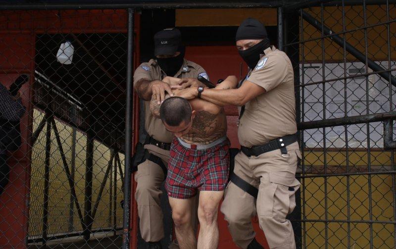 El Salvador hapishanelerinden birbirinden ilginç kareler