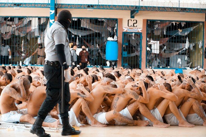 El Salvador hapishanelerinden birbirinden ilginç kareler