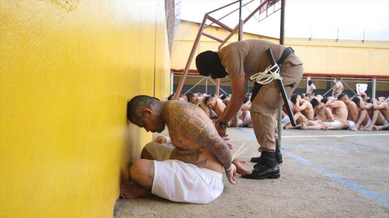 El Salvador hapishanelerinden birbirinden ilginç kareler