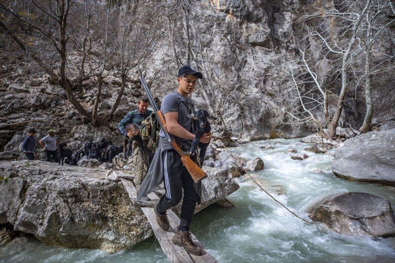 Kayserili besicilerin, sürüleriyle Aladağ yaylalarına zorlu yolculuğu