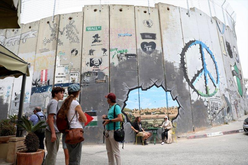 Filistin'i bölen Ayrım Duvarı, grafitilerle süslendi