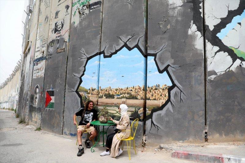 Filistin'i bölen Ayrım Duvarı, grafitilerle süslendi