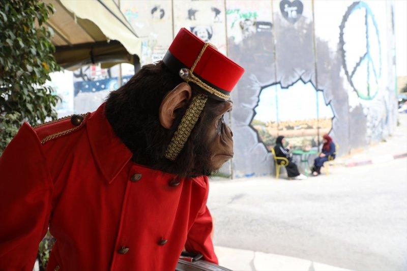 Filistin'i bölen Ayrım Duvarı, grafitilerle süslendi