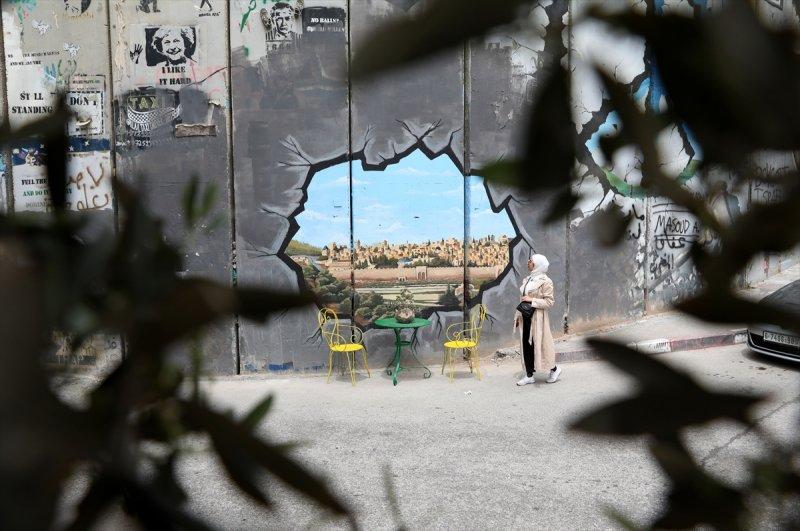 Filistin'i bölen Ayrım Duvarı, grafitilerle süslendi