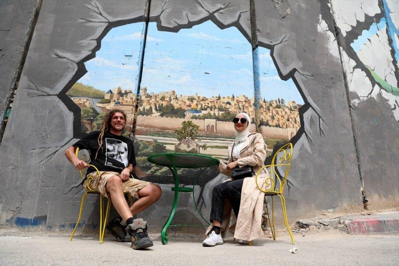 Filistin'i bölen Ayrım Duvarı, grafitilerle süslendi