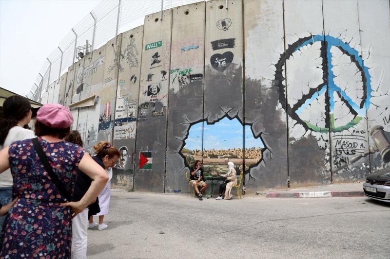 Filistin'i bölen Ayrım Duvarı, grafitilerle süslendi