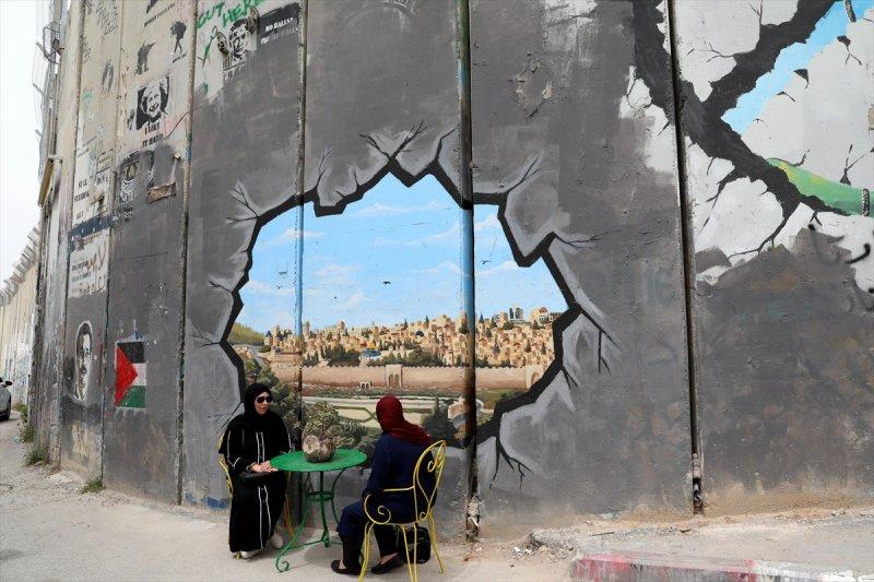 Filistin'i bölen Ayrım Duvarı, grafitilerle süslendi