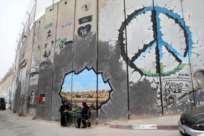 Filistin'i bölen Ayrım Duvarı, grafitilerle süslendi