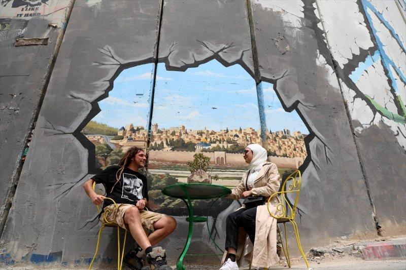 Filistin'i bölen Ayrım Duvarı, grafitilerle süslendi