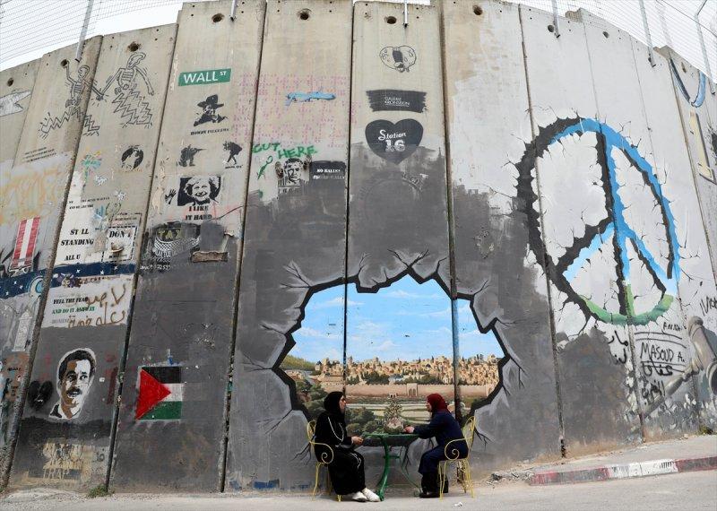 Filistin'i bölen Ayrım Duvarı, grafitilerle süslendi