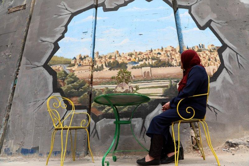 Filistin'i bölen Ayrım Duvarı, grafitilerle süslendi