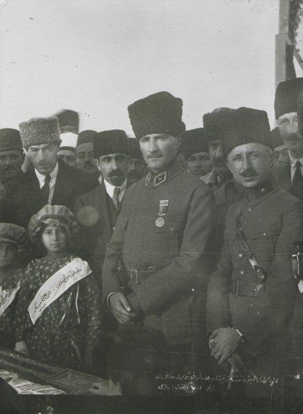 Fotoğraflarla Atatürk'ün çocuk sevgisi