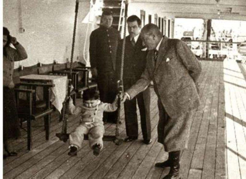 Fotoğraflarla Atatürk'ün çocuk sevgisi