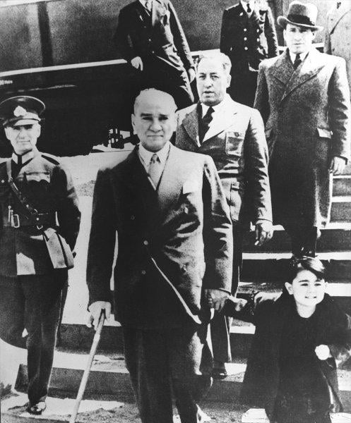 Fotoğraflarla Atatürk'ün çocuk sevgisi