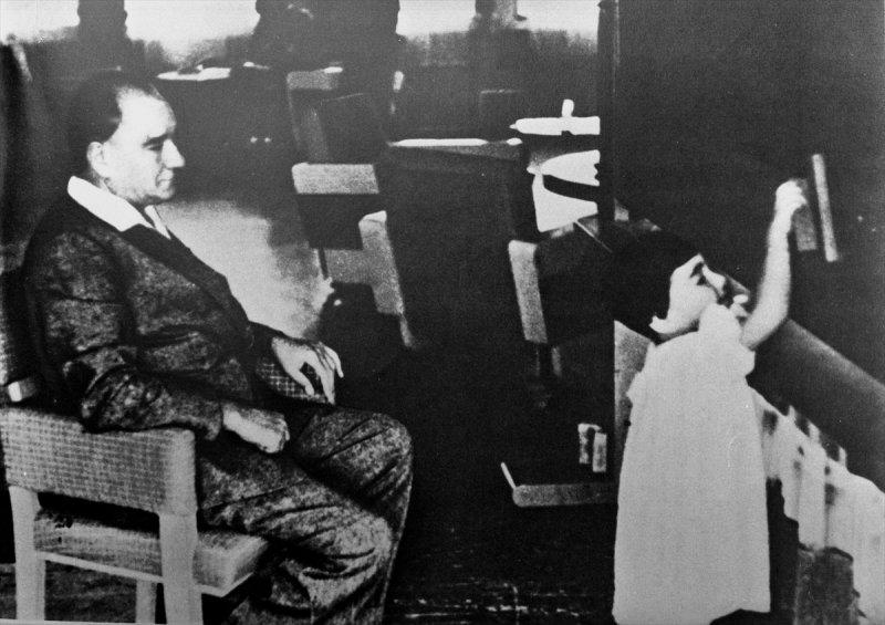 Fotoğraflarla Atatürk'ün çocuk sevgisi