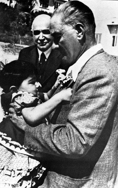 Fotoğraflarla Atatürk'ün çocuk sevgisi