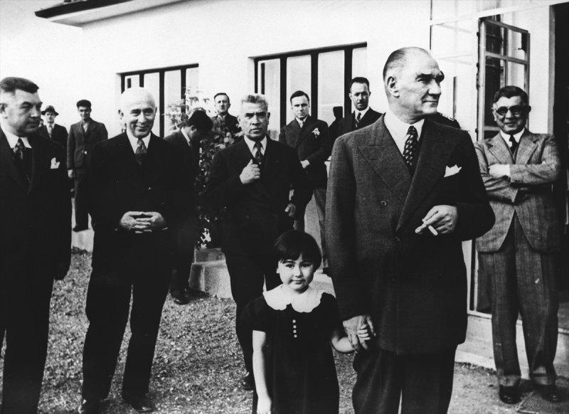 Fotoğraflarla Atatürk'ün çocuk sevgisi