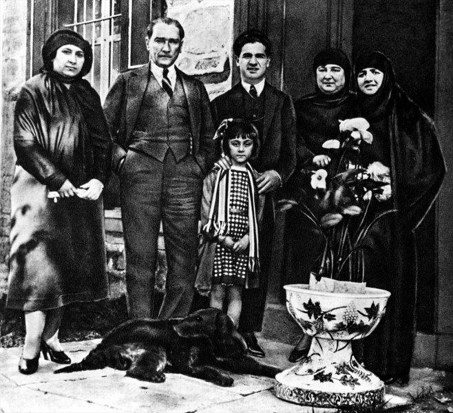 Fotoğraflarla Atatürk'ün çocuk sevgisi