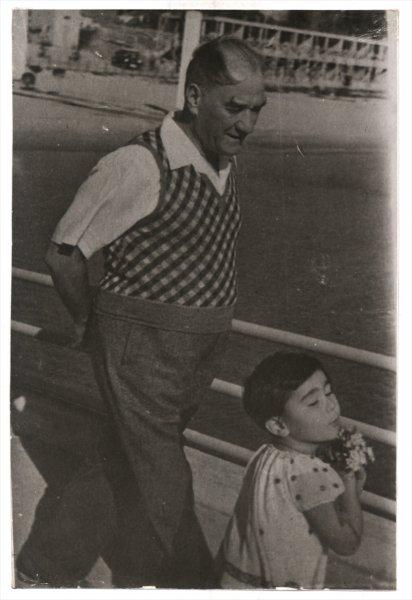 Fotoğraflarla Atatürk'ün çocuk sevgisi