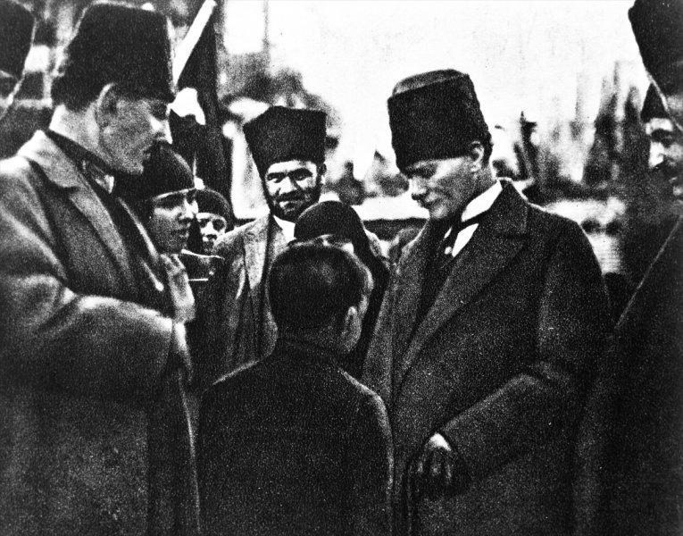 Fotoğraflarla Atatürk'ün çocuk sevgisi