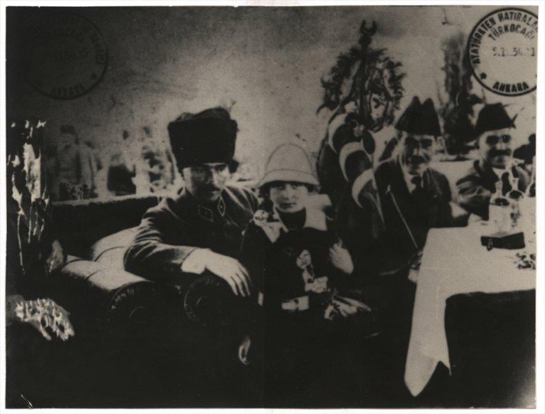 Fotoğraflarla Atatürk'ün çocuk sevgisi