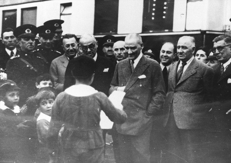 Fotoğraflarla Atatürk'ün çocuk sevgisi